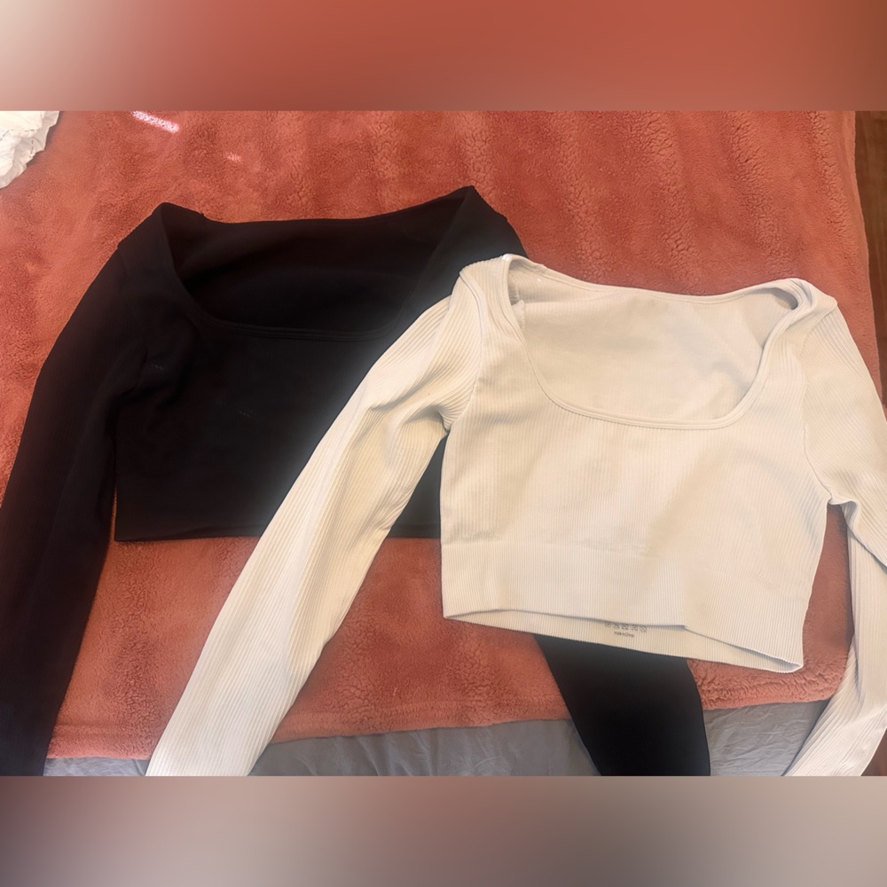 Black and White Ribbed Long Sleeve Workout Crop Tops
